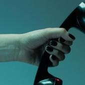 El mando policial señaló que los delincuentes mantienen a la víctima al teléfono para impedirle verificar la autenticidad de la solicitud o comunicarse con otras personas.