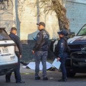 De acuerdo con las indagatorias, un hombre de aproximadamente 35 años de edad fue hallado sin vida, con golpes contusos, en el cruce de las calles Oyamel y Azhares.