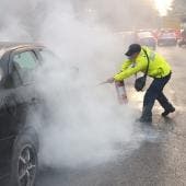 Durante la revisión, del interior del vehículo comenzaron a salir llamas, por lo que los policías ayudaron al automovilista a descender y utilizaron un extintor para sofocar el fuego de manera oportuna.