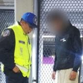 Posteriormente, personal de Seguridad Industrial del Metro brindó atención al joven, quien manifestó tener 21 años de edad y el deseo de atentar contra su vida