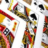 Cartas de póker acomodadas sobre una mesa listas para iniciar una partida