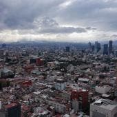 Ante este escenario, la SGIRPC recomendó a la población retirar objetos que puedan caer, evitar transitar cerca de árboles, postes o estructuras inestables, y asegurar techos, láminas y anuncios.