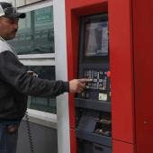 Trabajador opera maquinaria en una fábrica 