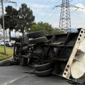 Durante las labores, Tránsito capitalino implementó cortes y desvíos a la circulación para facilitar los trabajos y evitar nuevos percances en la zona.