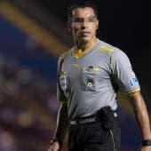 El caso se originó en 2023, cuando su ex pareja, Alva Neri Hernández, lo denunció por violencia intrafamiliar, en las modalidades de violencia física y psico-emocional.