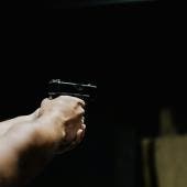 Durante la inspección, los policías aseguraron una arma de fuego corta, tres cartuchos útiles y una mochila tipo cangurera negra.