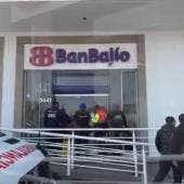 En el sitio, el gerente del banco informó a los uniformados que uno de los sujetos entregó una nota intimidatoria a una cajera, exigiendo dinero en efectivo