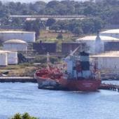 buque petrolero Ocean Mariner frente a los muelles de la refineria Nico López