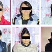 Durante las acciones operativas, las autoridades detuvieron a tres hombres y tres mujeres, además de asegurar posible droga a granel y en dosis, dos armas de fuego y cartuchos útiles