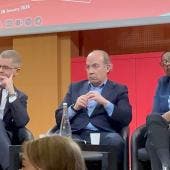 increpan alumnos Francia Felipe Calderon gritan asesino.jpg