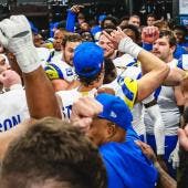 Matthew Stafford lanzó tres pases de anotación y condujo a los Rams a un dramático triunfo ante Panthers para avanzar en los playoffs.