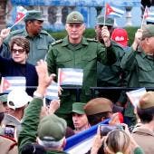 Miguel Diaz-Canel (c), participa en una marcha frente a la Embajada de Estados Unidos este viernes, en La Habana 