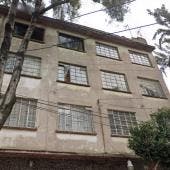 De acuerdo con los primeros reportes, la mujer se encontraba en situación vulnerable y contaba con permiso de los habitantes del inmueble para pernoctar en la azotea. 