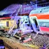 suman 10 muertos descarrilamiento trenes Espana.jpg