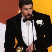 Bad Bunny gana el Grammy a Álbum del Año con ‘DeBÍ TiRAR MáS FOToS’ y marca un hito en la música