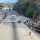 bloquean pobladores Autopista del Sol.jpg