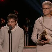 Ca7riel y paco amoroso triunfan en los Grammy 2026