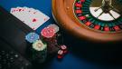 Casino digital con promociones y tragamonedas en computadora portátil