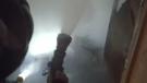 En el lugar, los rescatistas atendieron a una persona que presentó crisis nerviosa, mientras los bomberos realizaron labores para sofocar las llamas.