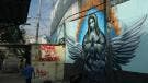 Un hombre camina frente al mural en el paradero de Santa Martha Acatitla en homenaje  a los hechos de La Concordia