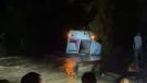 Camioneta de pasajeros arrastrada por corriente
