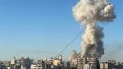 Columna de humo en Gaza tras un ataque aéreo