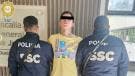 De acuerdo con las autoridades, Donovan fue aprehendido en posesión de un arma, drogas y ropa, elementos que podrían relacionarlo con el crimen cometido el 13 de octubre.