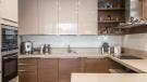 Cocina moderna equipada con electrodomésticos eficientes y de diseño elegante.