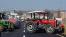 Tractores de agricultores bloquean la carretera que comunica de León a Aguascalientes en León