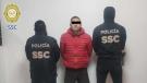 De acuerdo con las autoridades capitalinas, el detenido fue identificado como integrante de un grupo delictivo generador de violencia, dedicado al narcomenudeo y la extorsión.