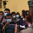 Caravana migrante esquiva obstáculos en Guatemala y camina con rumbo a EU