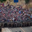 Guatemala detiene y reprende con violencia a caravana migrante hondureña