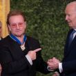 Biden condecora con la Medalla Presidencial de la Libertad a Bono, Messi y otros