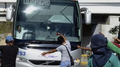 Normalistas de Ayotzinapa retienen cinco autobuses en Chilpancingo