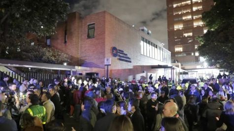 Pide esposa de Miguel Uribe Turbay orar por la vida del senador colombiano