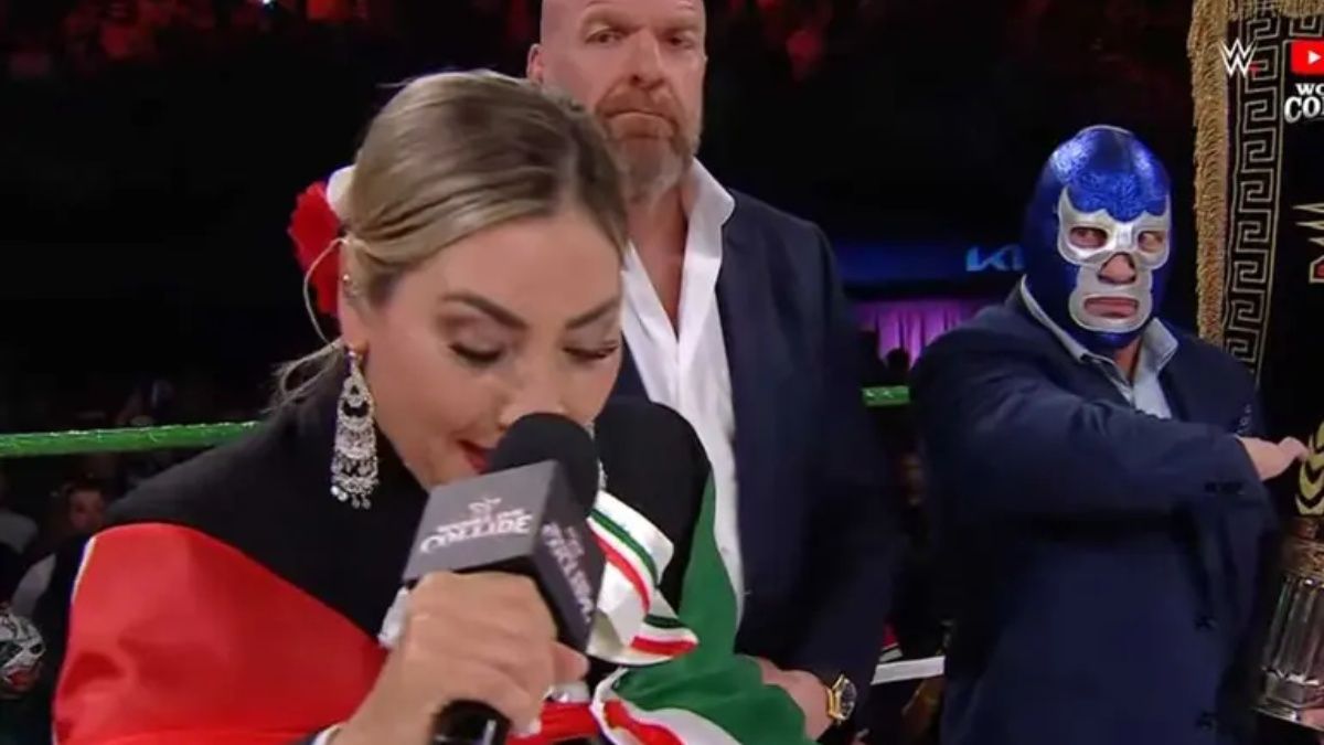 Cantante se equivoca en el himno nacional en función de AAA y WWE