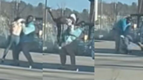 VIDEO | Hombre golpea brutalmente a una mujer tras incidente de tránsito en EU