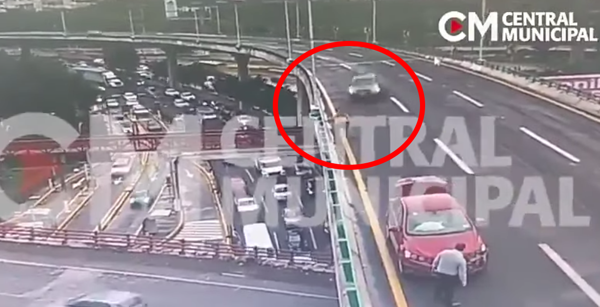 Difunden video del hombre que cayó del segundo piso del Periférico
