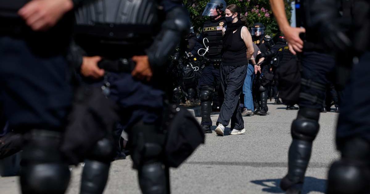 Protestas contra redadas dejan decenas de detenidos en varias ciudades ...