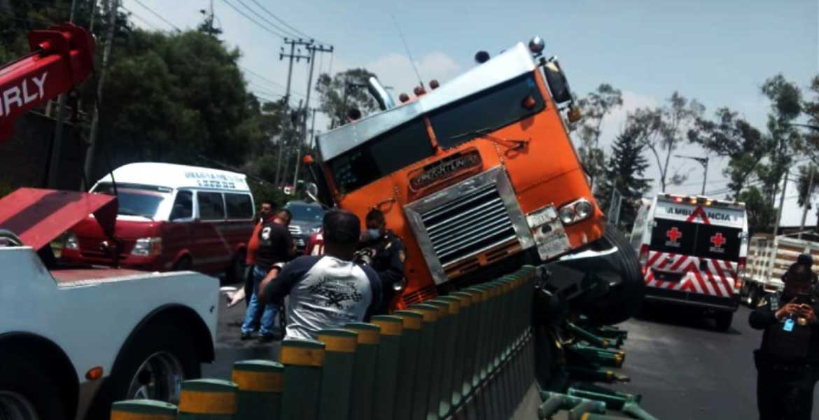 Tractocamión choca contra muro de contención en carretera México-Toluca