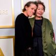 Frances McDormand, ganadora del Oscar como mejor actriz por su actuación en 'Nomadland', con Youn Yuh-jung, ganadora del Oscar como mejor actriz de reparto por su actuación en 'Minari'.
