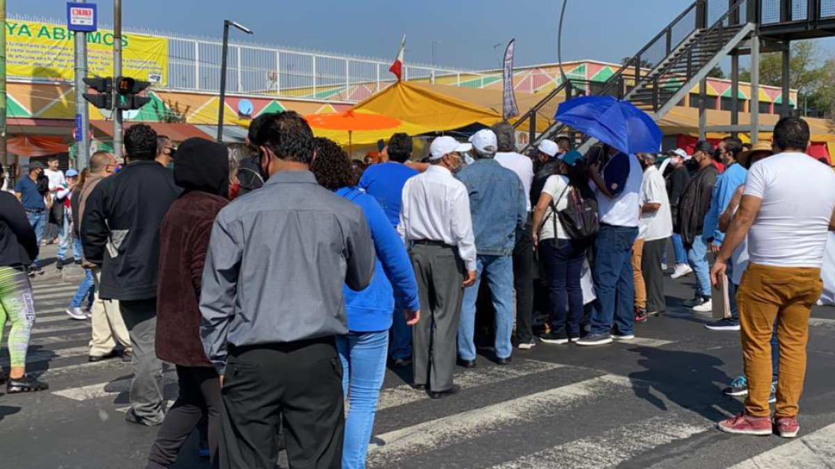 Comerciantes del Mercado Morelos bloquean Av. Eduardo Molina