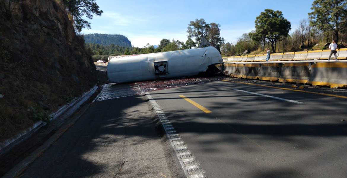 Volcadura de pipa provoca el cierre en ambos sentidos de la México-Puebla