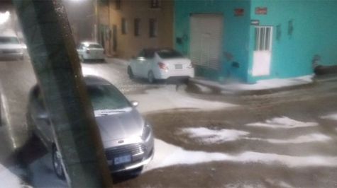 Granizo cubre de blanco calles de San Miguel Allende