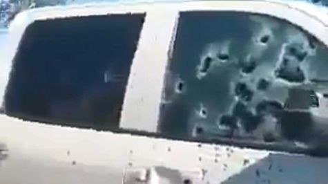 Camioneta de cantante de música regional habría recibido al menos 100 disparos