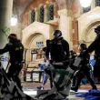 UCLA: estudiantes propalestinos dicen que la universidad no los protegió durante el desalojo