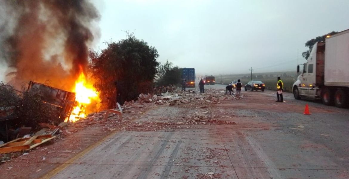 Accidente de tráiler en la México-Querétaro genera caos vehicular