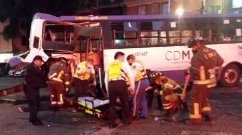 (fotos) Más de 20 heridos deja choque entre tractocamión y transporte público en Circuito Interior 