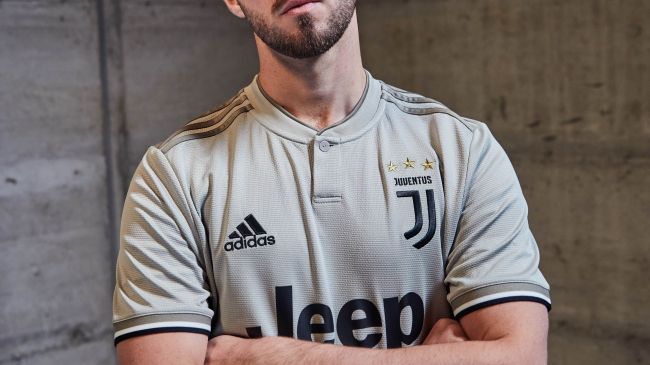 FW18_AClubs_2D_Juventus_SoccerBible_FW18_AClubs_2D_Juventus_SoccerBible_Pjanic_194.jpg