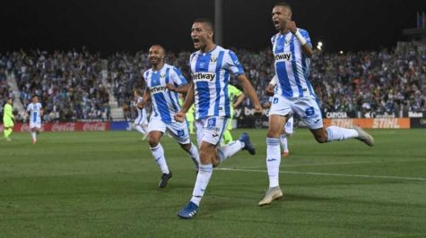 Jugadores del Leganés celebran su victoria 2-1 sobre el Barcelona en la Liga Española.